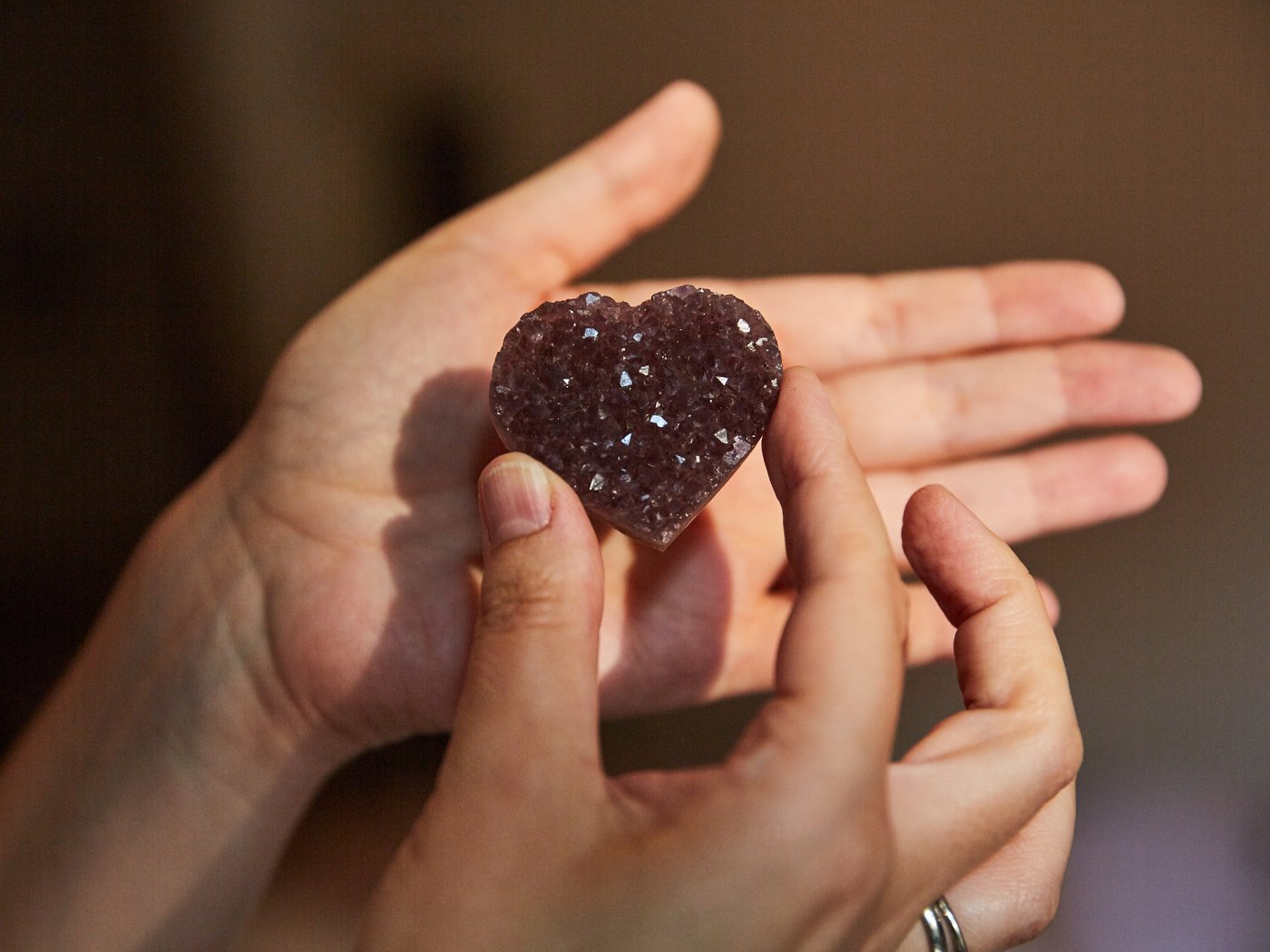 Cuore di Ametista tra le mani