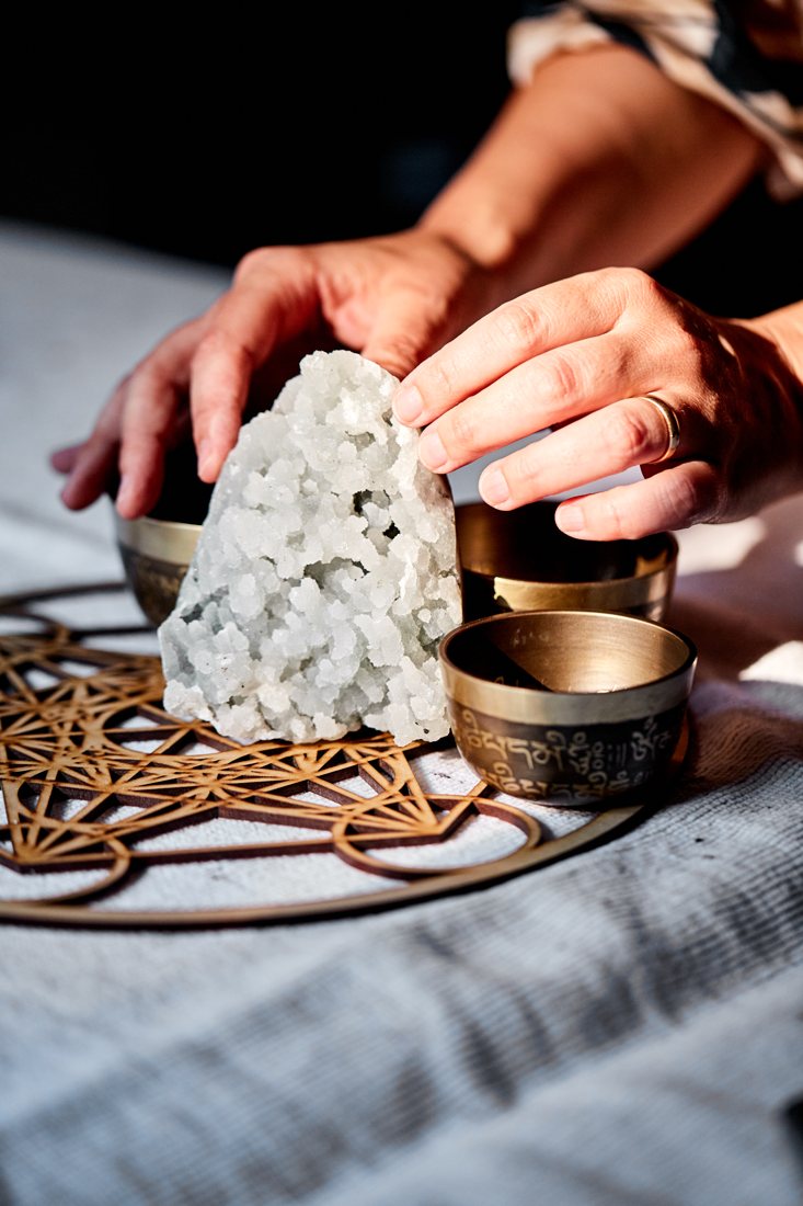 Cristallo bianco su griglia del Cubo di Metatron tra campane tibetane
