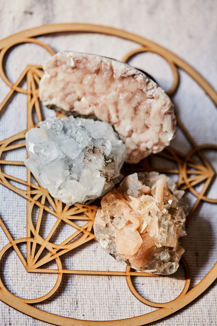 Tre cristalli di Zeolite rosa, azzurra e pesca su griglia sacra