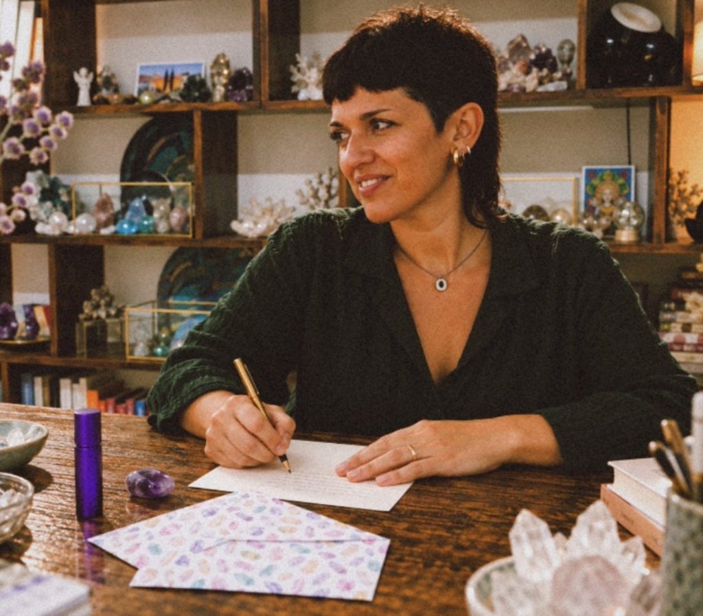 Tamara Sbalchiero scrive una lettera dedicata circondata dai cristalli